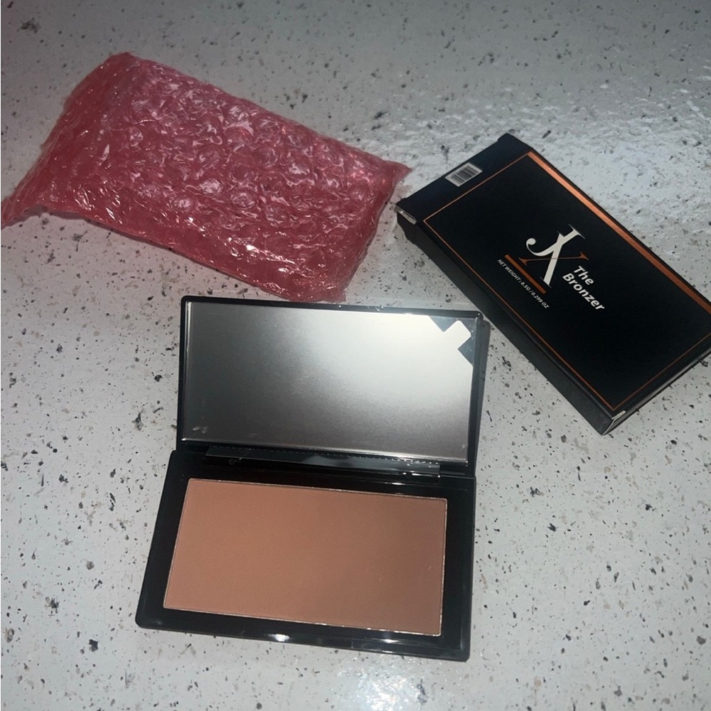 Bronzer - Picture 2 of 3